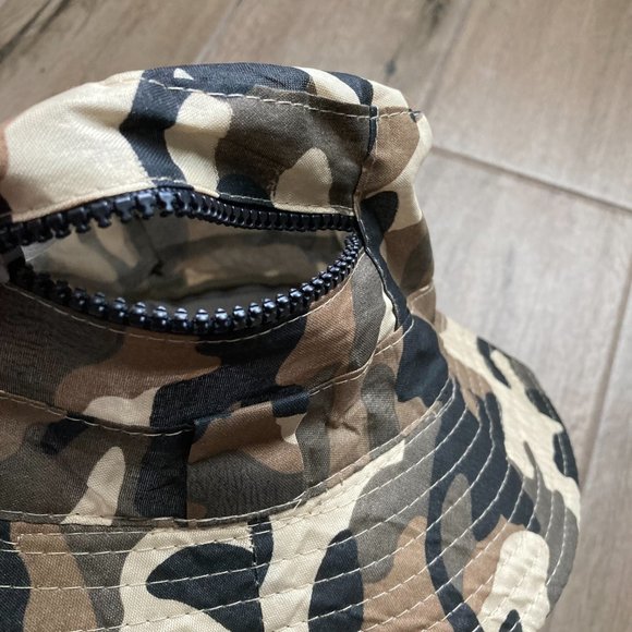 Reversible Camouflage/Greyish Tan Hat with Zip Pocket - Picture 3 of 4